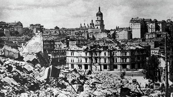 Киев после пожара 1941 года. Вид на здание городской думы (позже разобрано) и Св. Софию Киев после пожара 1941 года. Вид на здание городской думы (позже разобрано) и Св. Софию