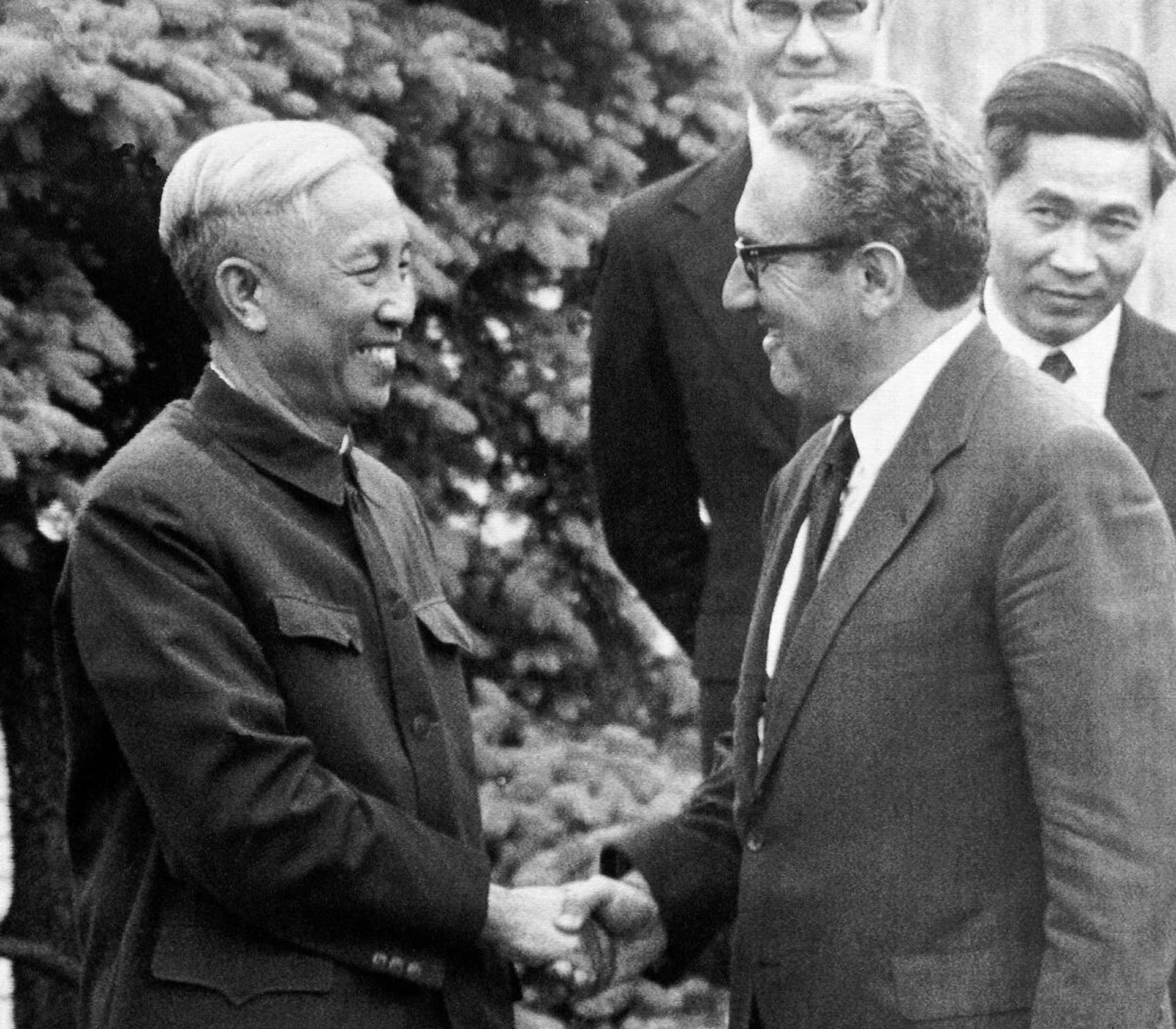 Ле Дык Хо и Генри Киссинджер. Франция, 12 июня 1973 года - РИА Новости, 1920, 28.04.2026