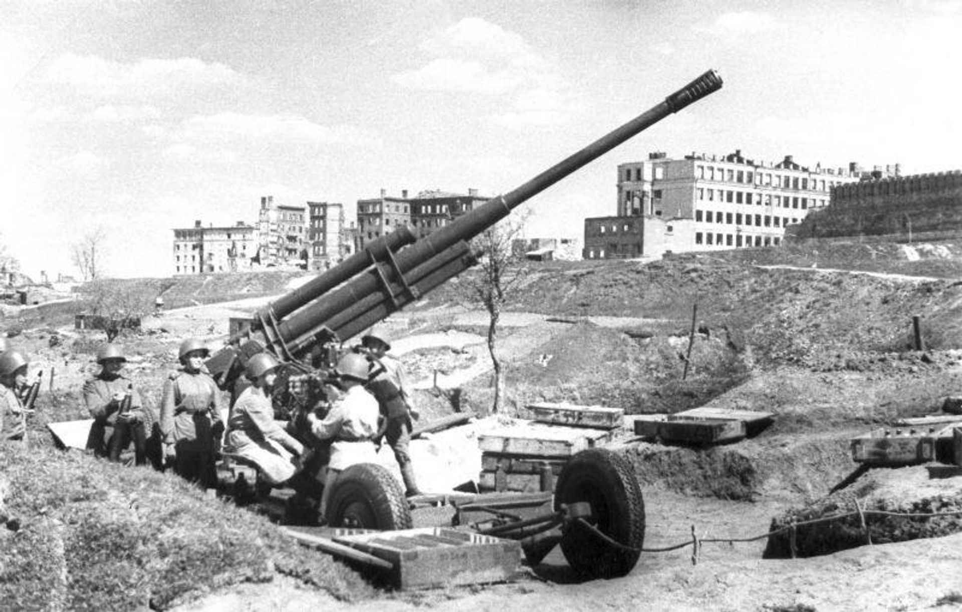 Девушки-зенитчицы - расчёт 85-мм. зенитной пушки 52-К в освобождённом Смоленске, 1944 год Девушки-зенитчицы - расчёт 85-мм. зенитной пушки 52-К в освобождённом Смоленске, 1944 год - РИА Новости, 1920, 02.05.2026