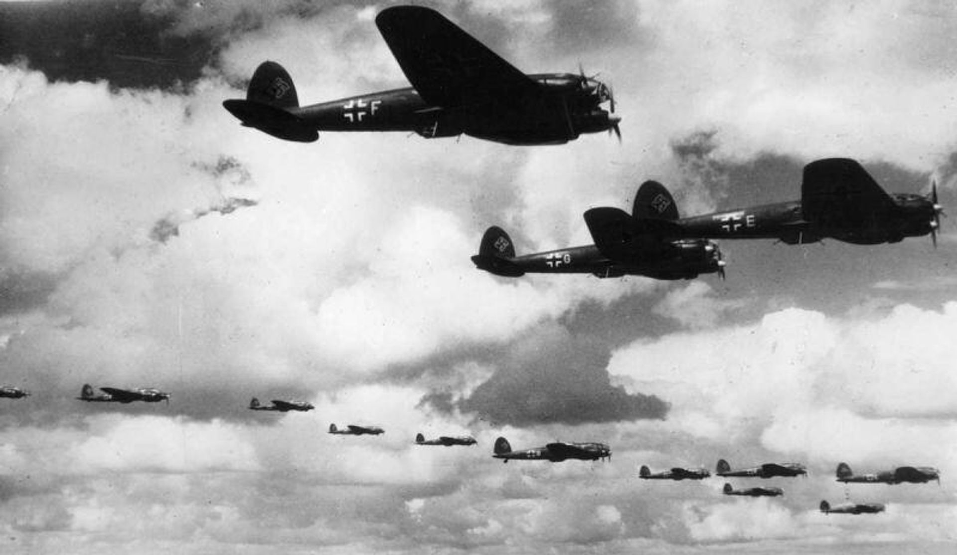 Немецкие бомбардировщики Не-111 во время Битвы за Британию, август-сентябрь 1940 года Немецкие бомбардировщики Не-111 во время Битвы за Британию, август-сентябрь 1940 года - РИА Новости, 1920, 02.05.2026