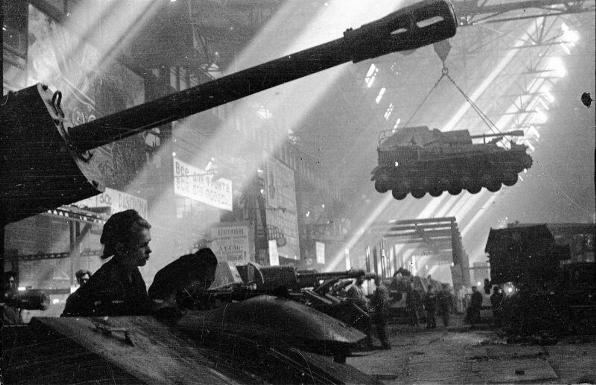 Сборка СУ-76 на Горьковском автозаводе Сборка СУ-76 на Горьковском автозаводе - РИА Новости, 1920, 02.05.2026