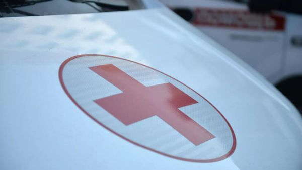 Красный крест на автомобиле скорой медицинской помощи Красный крест на автомобиле скорой медицинской помощи