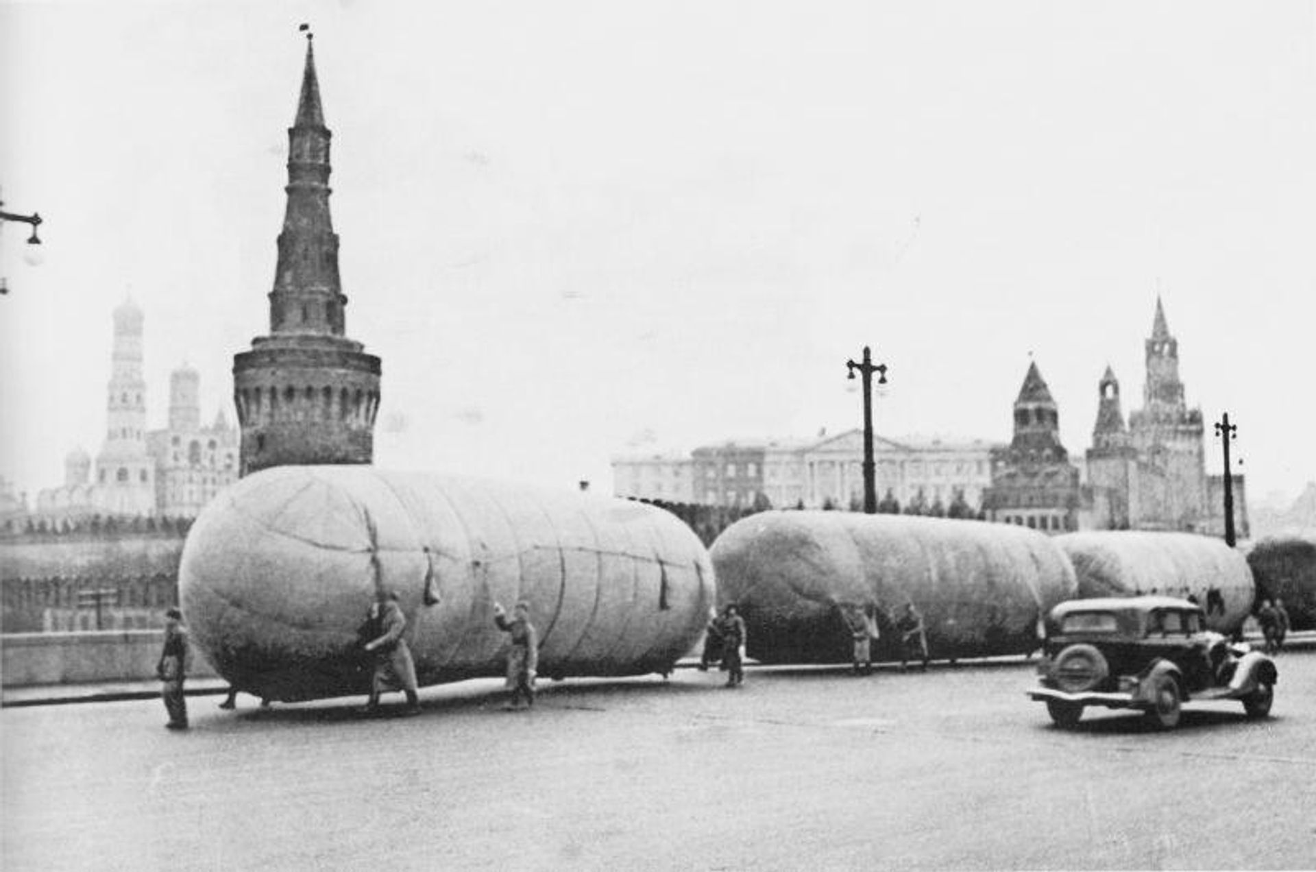 Газгольдеры для заправки аэростатов воздушного заграждения на Москворецком мосту Газгольдеры для заправки аэростатов воздушного заграждения на Москворецком мосту - РИА Новости, 1920, 07.05.2026