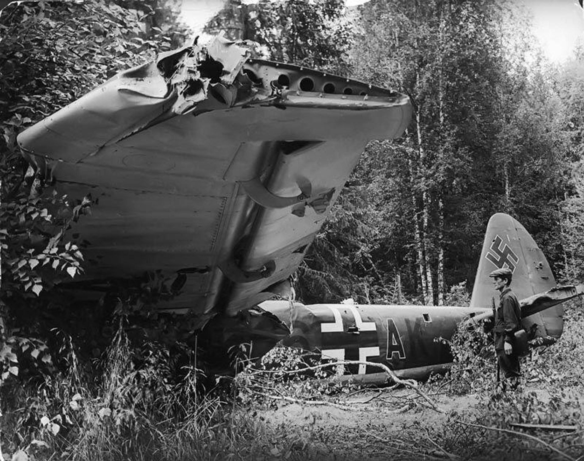 Немецкий бомбардировщик Ju 88 сбитый советским истребителем 25 июля 1941 года около Истры Немецкий бомбардировщик Ju 88 сбитый советским истребителем 25 июля 1941 года около Истры - РИА Новости, 1920, 07.05.2026