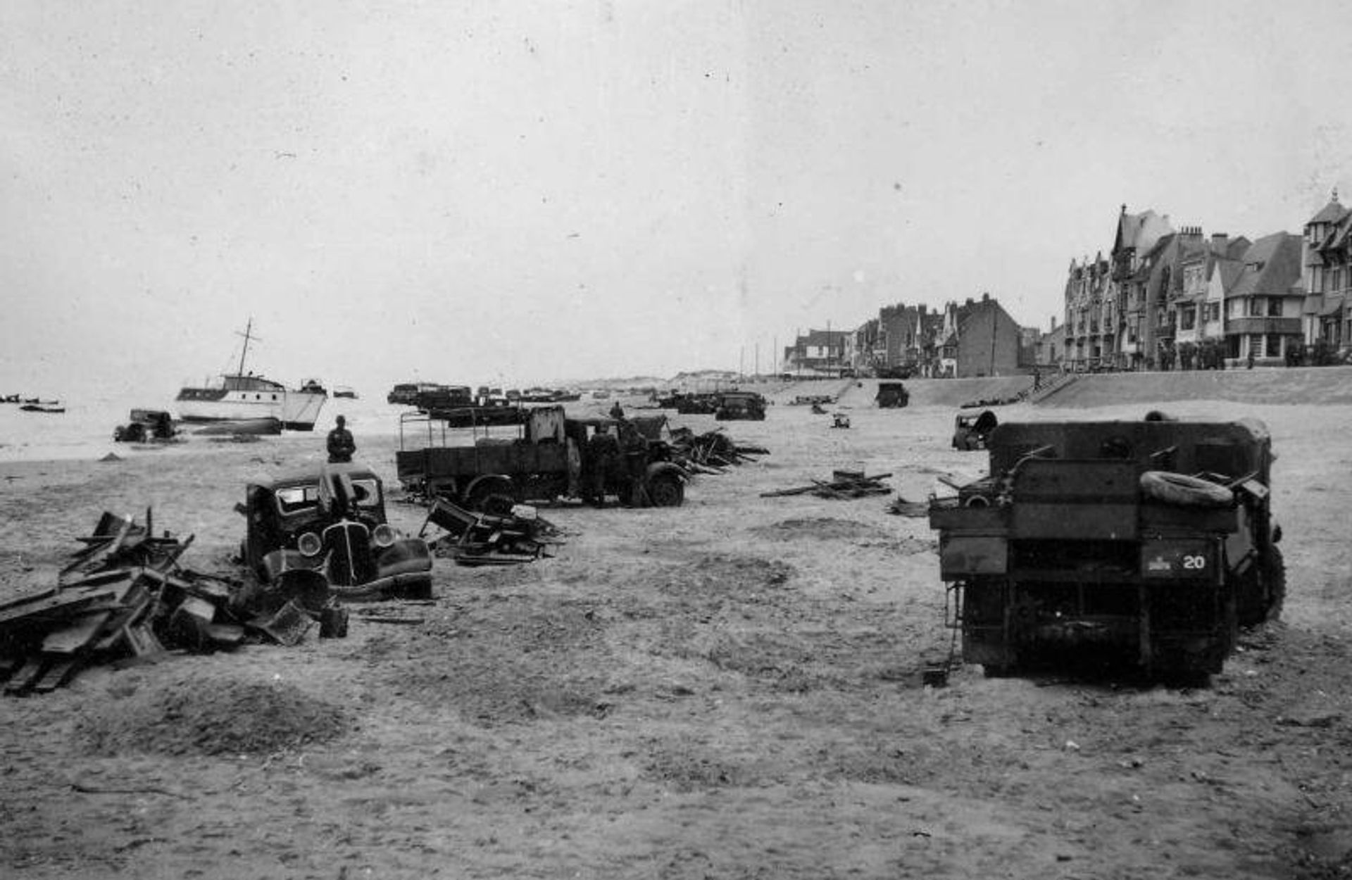 Дюнкерк, 1940 год. Брошенная техника Дюнкерк, 1940 год. Брошенная техника - РИА Новости, 1920, 07.05.2026