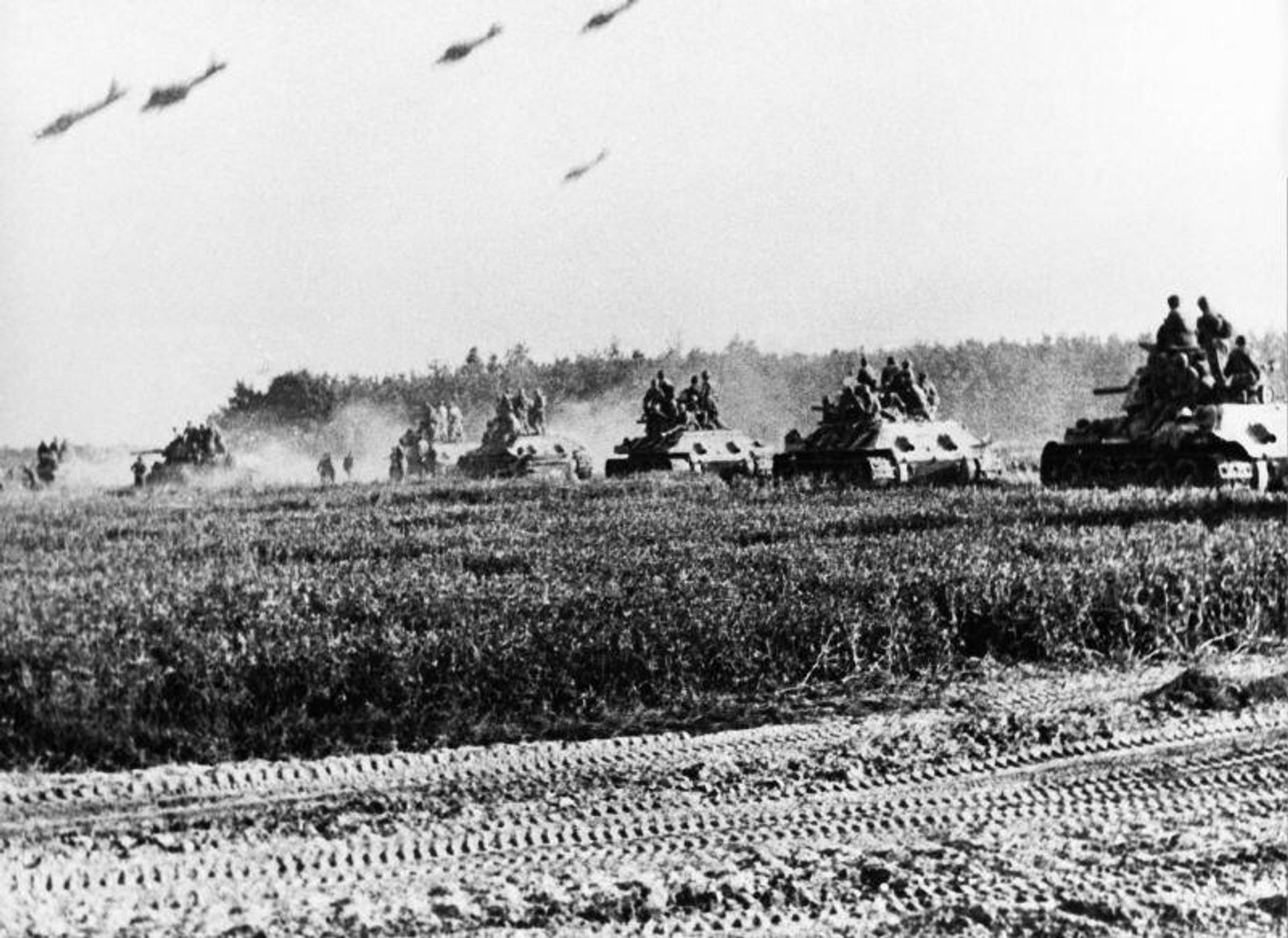 Колонна 5-й гв. танковой армии выдвигается к Прохоровке, июль 1943 года Колонна 5-й гв. танковой армии выдвигается к Прохоровке, июль 1943 года - РИА Новости, 1920, 07.05.2026