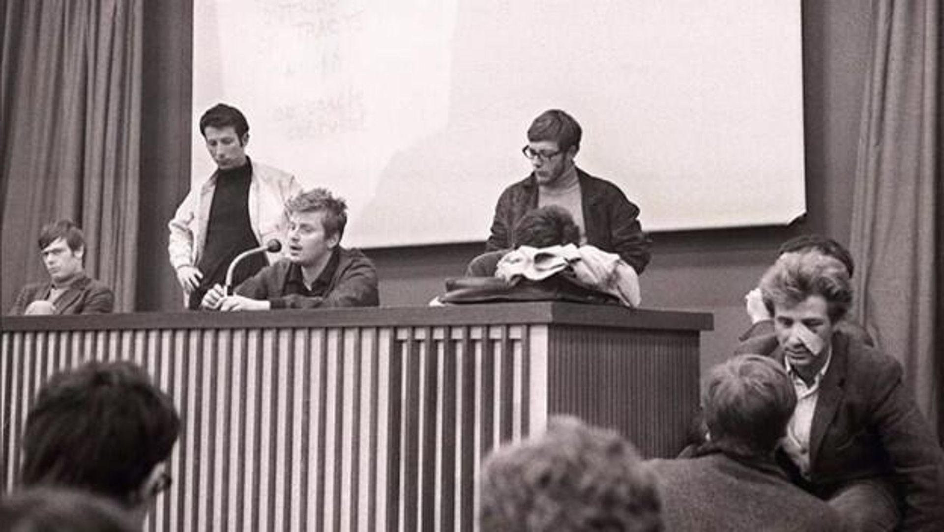 Даниэль Кон-Бендит и участники Движения 22 марта на факультете Нантера 10 мая 1968 Даниэль Кон-Бендит и участники Движения 22 марта на факультете Нантера 10 мая 1968 - РИА Новости, 1920, 08.05.2026