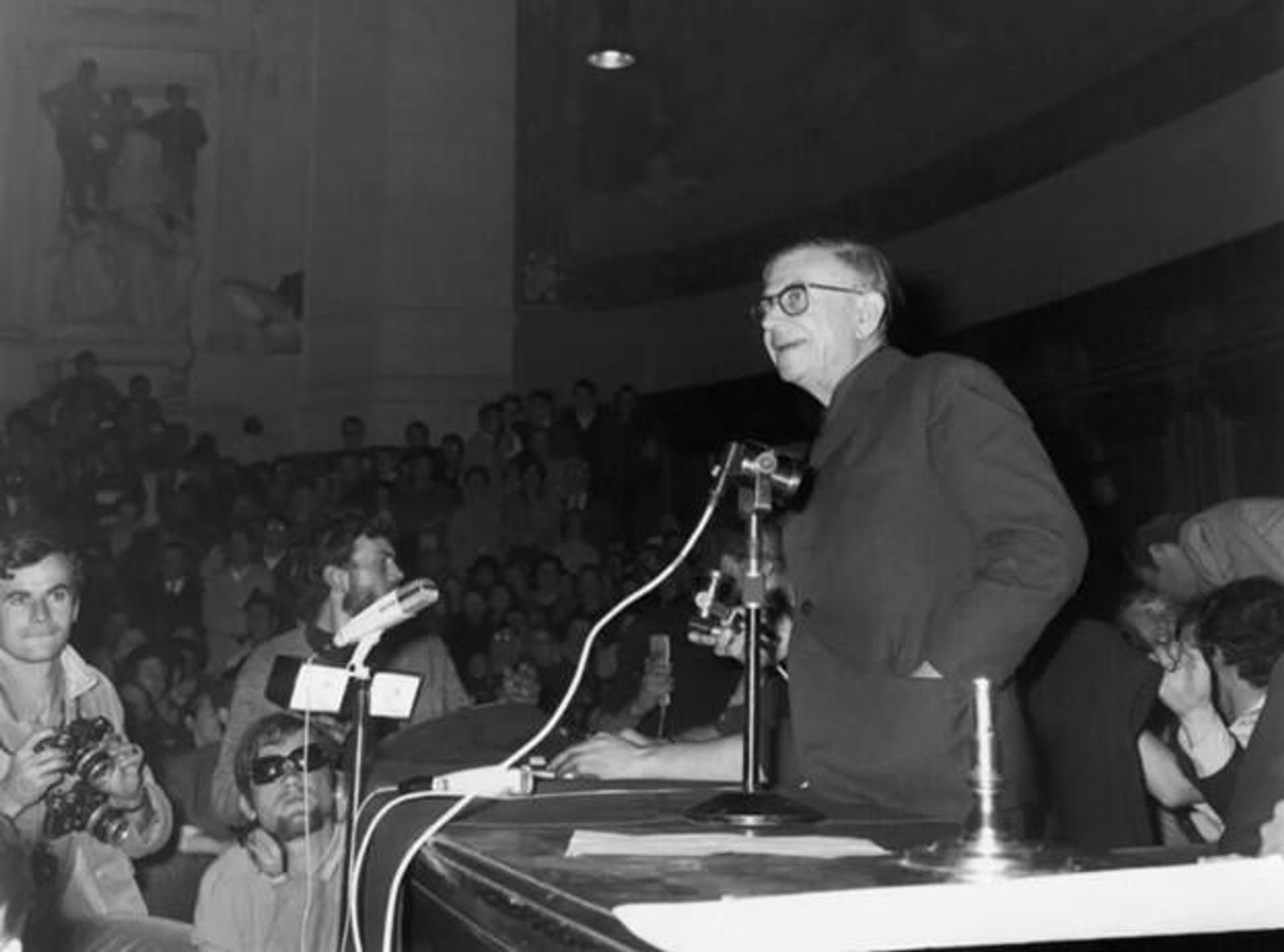 Жан-Поль Сартр перед студентами Сорбонны 22 мая 1968 года Жан-Поль Сартр перед студентами Сорбонны 22 мая 1968 года - РИА Новости, 1920, 08.05.2026