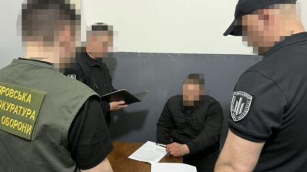 Предъявление подозрения украинскому военнослужащему, избившему побратима перед строем