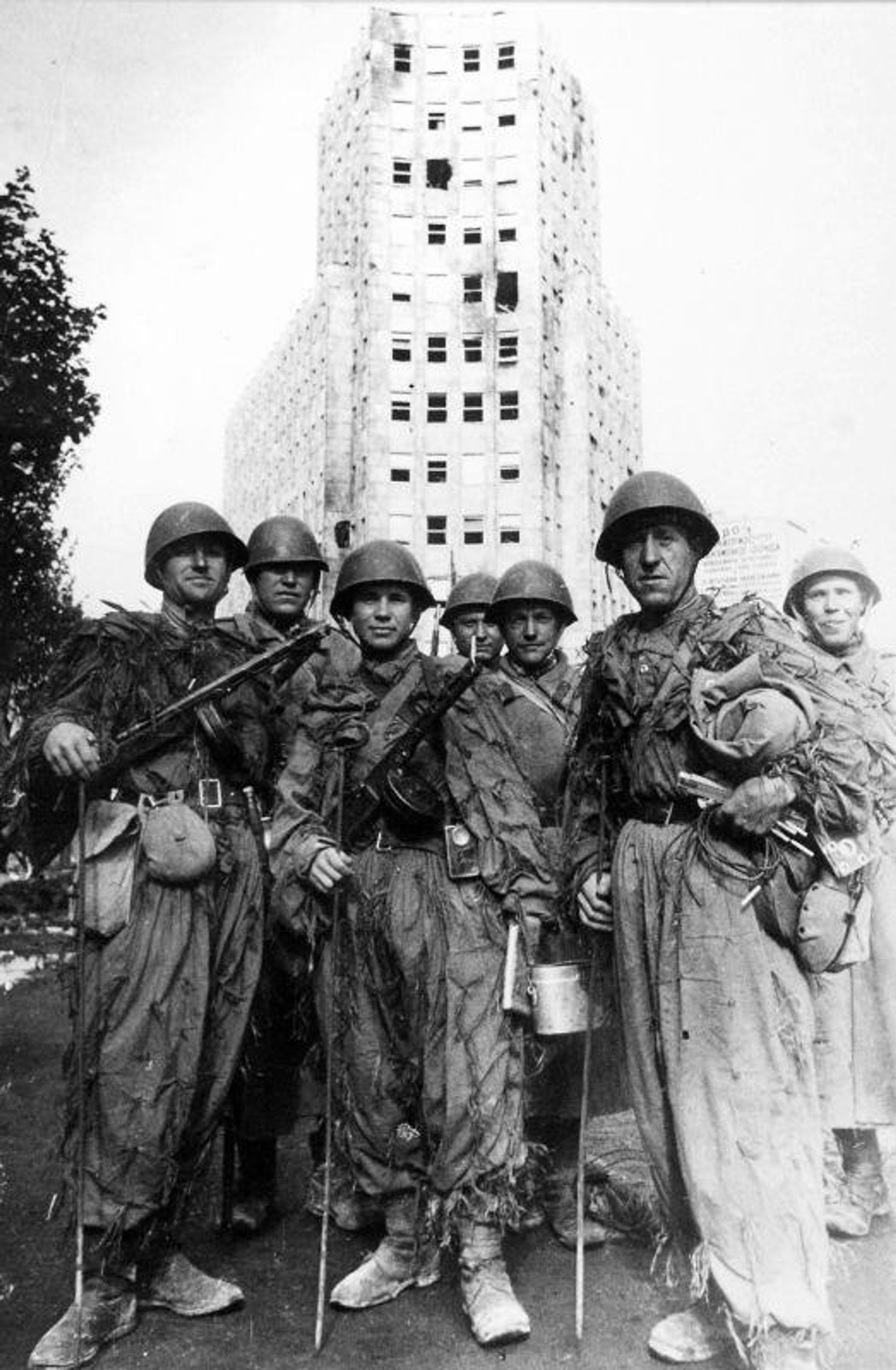Советские сапёры на фоне гостиницы Албания. Белград, 20 октября 1944 года - РИА Новости, 1920, 09.05.2026