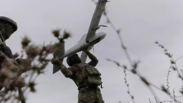 Украинские военнослужащие запускают БПЛА