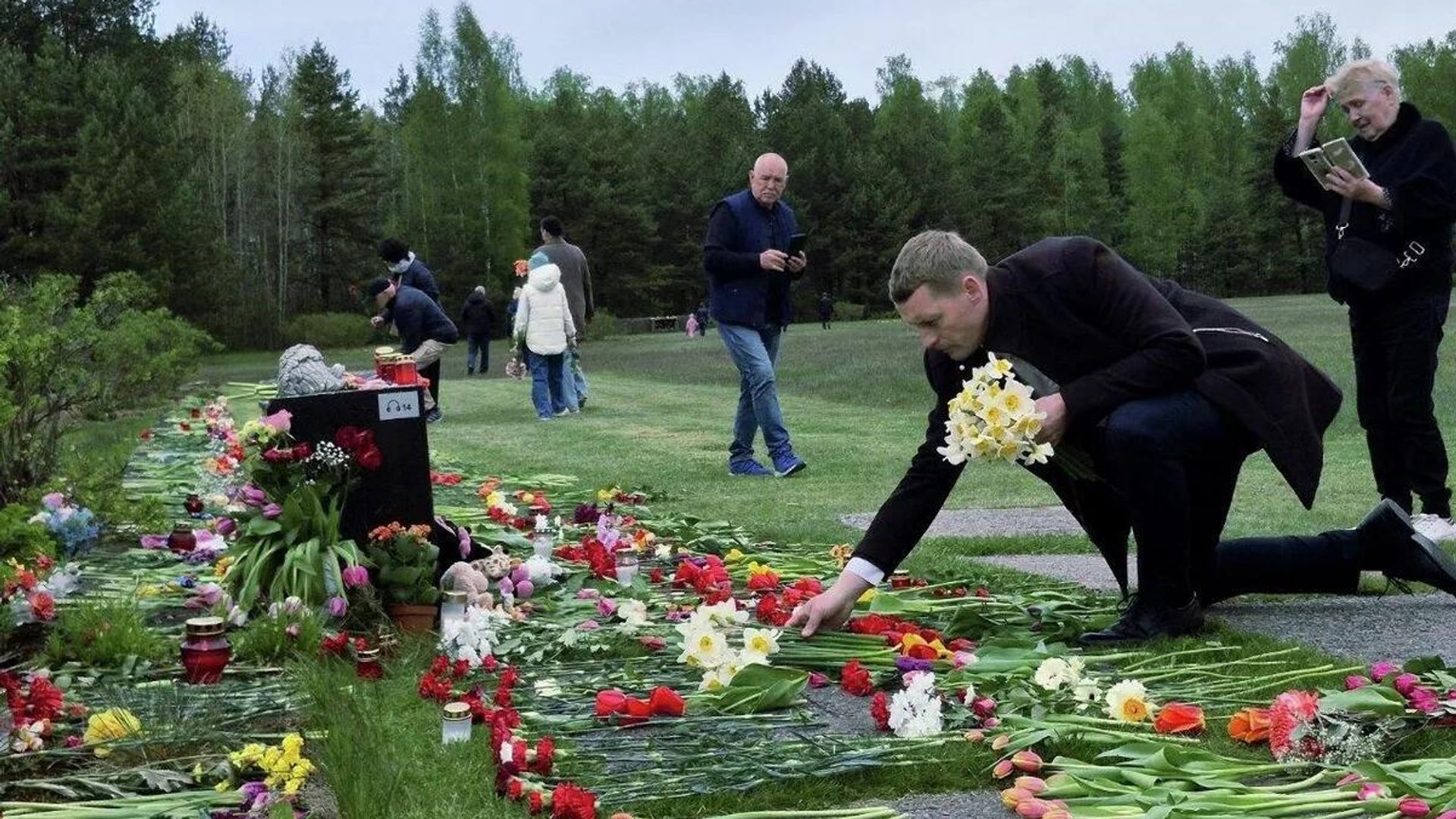 Депутат городской думы Елгавы Андрей Пагор во время возложения цветов в памятном комплексе Саласпилс. 9 мая 2026 Депутат городской думы Елгавы Андрей Пагор во время возложения цветов в памятном комплексе Саласпилс. 9 мая 2026 - РИА Новости, 1920, 09.05.2026