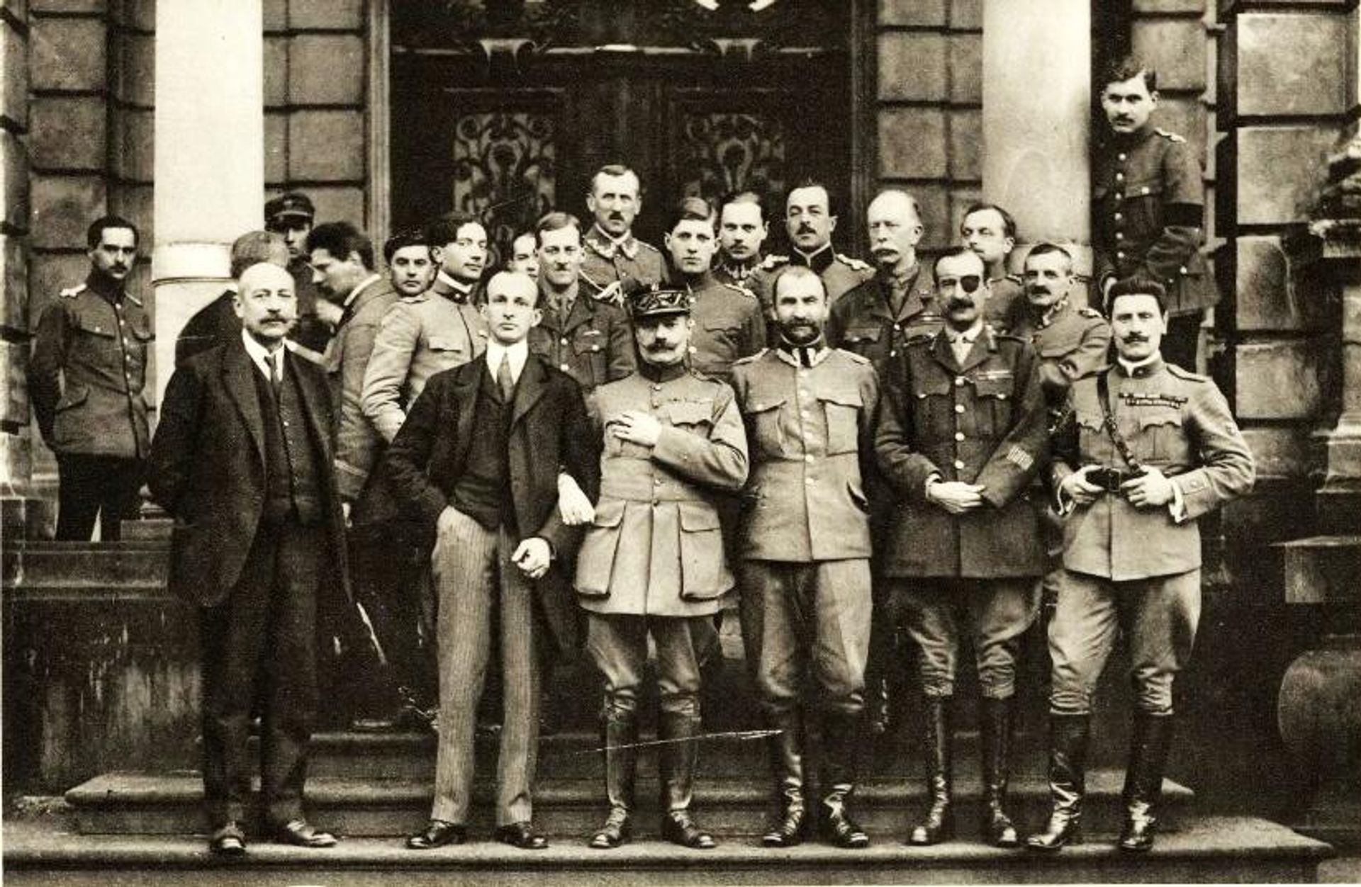 Союзная миссия во Львове, февраль 1919 года. Четвёртый в первом ряду - Тадеуш Розвадовский Союзная миссия во Львове, февраль 1919 года. Четвёртый в первом ряду - Тадеуш Розвадовский - РИА Новости, 1920, 15.05.2026