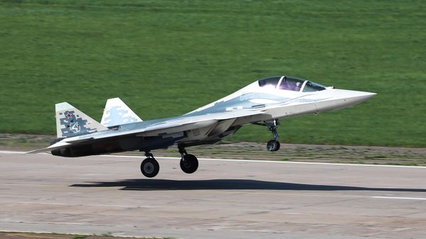 Первый полет двухместной версии истребителя пятого поколения Су-57