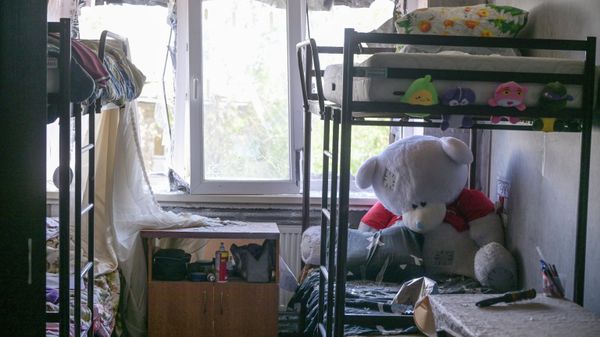 Обстановка на месте обрушения при ударе ВСУ общежития Старобельского колледжа