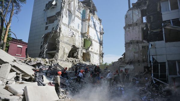 Обстановка на месте обрушения при ударе ВСУ общежития Старобельского колледжа Обстановка на месте обрушения при ударе ВСУ общежития Старобельского колледжа