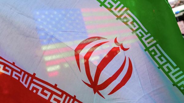 Флаг США виден сквозь флаг Ирана