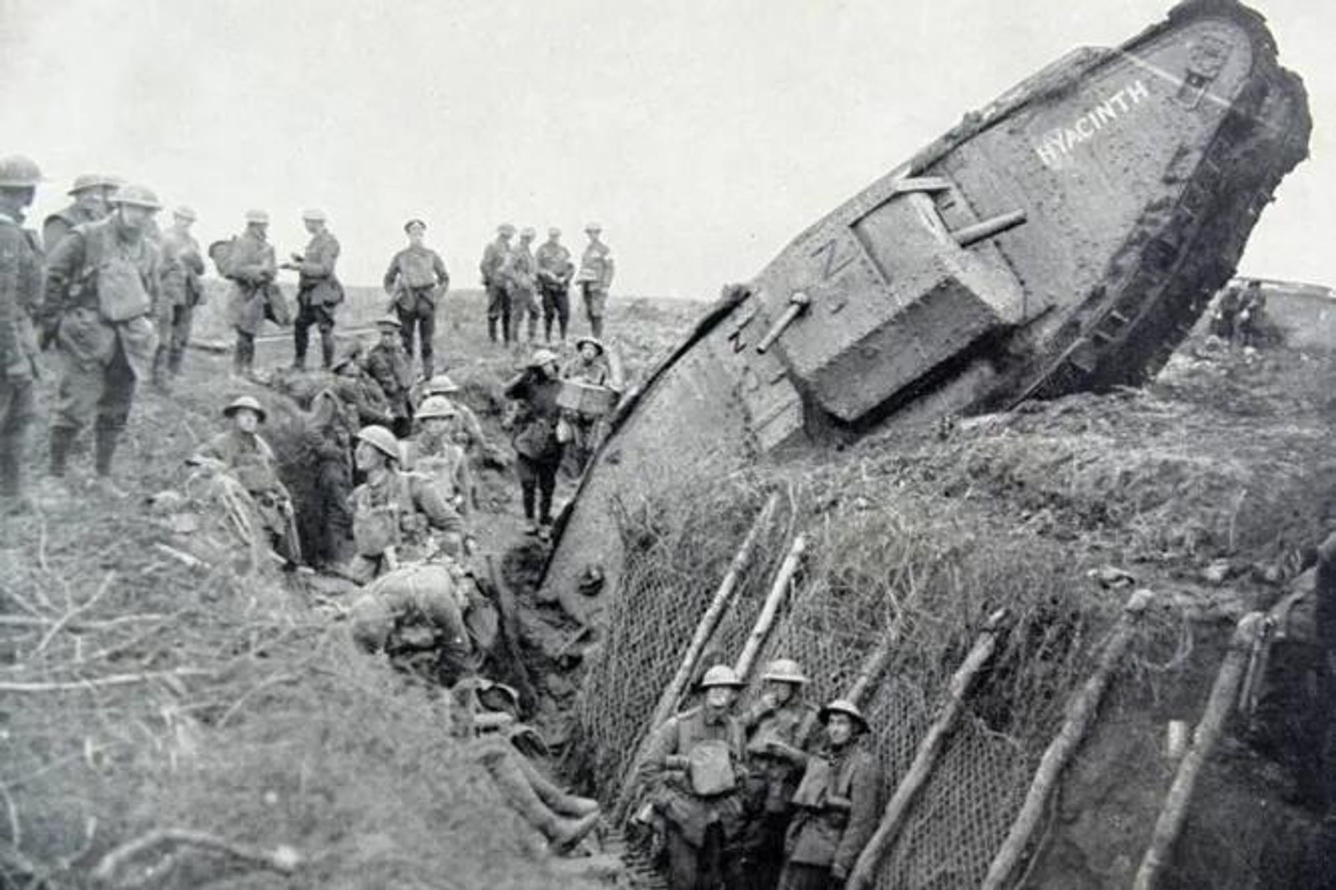 Британский тяжелый танк Mark IV (самец), застрявший в немецкой траншее. Камбре, ноябрь 1917 года - РИА Новости, 1920, 25.05.2026