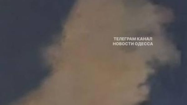 Дым поднимается после ударов в Одессе