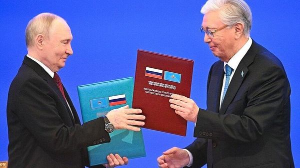 Президент России Владимир Путин и лидер Казахстана Касым-Жомарт Токаев приняли совместное заявление о семи основах дружбы российского и казахстанского народов