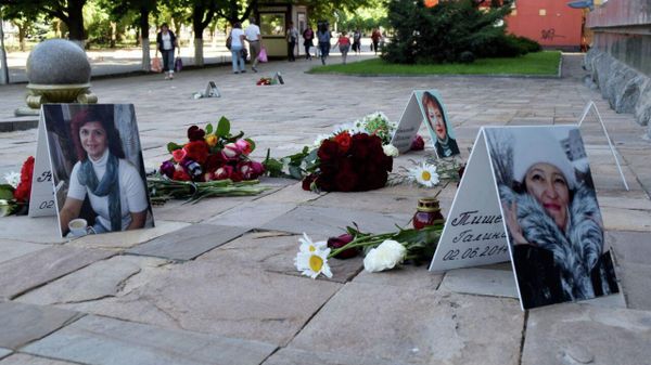 временный мемориал жертвам авиаудара ВСУ по зданию Луганской областной госадминистрации (ОГА) 2 июня 2014 года