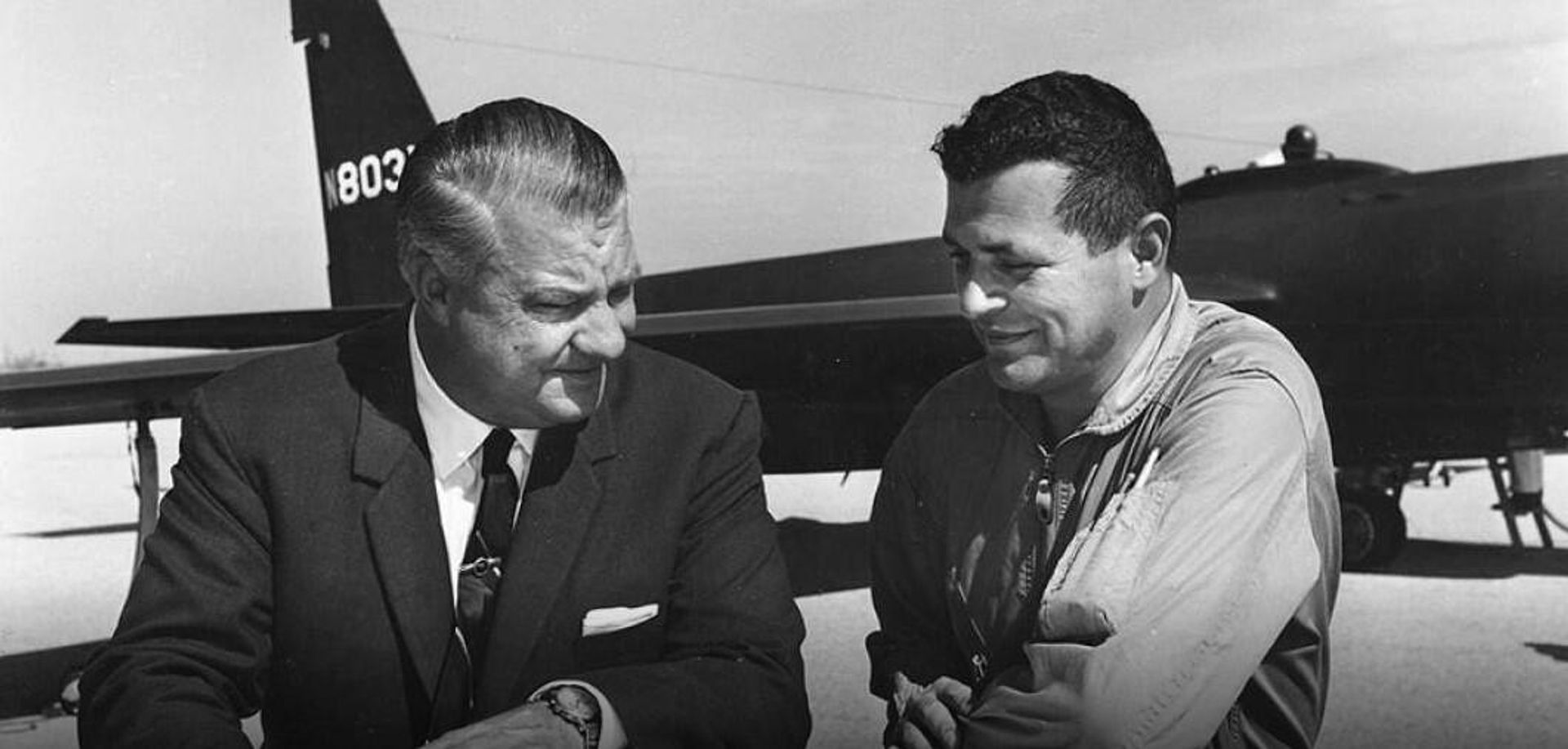 Келли Джонсон и Фрэнсис Гэри Пауэрс на фоне самолёта U-2 в 1966 году - РИА Новости, 1920, 03.06.2026