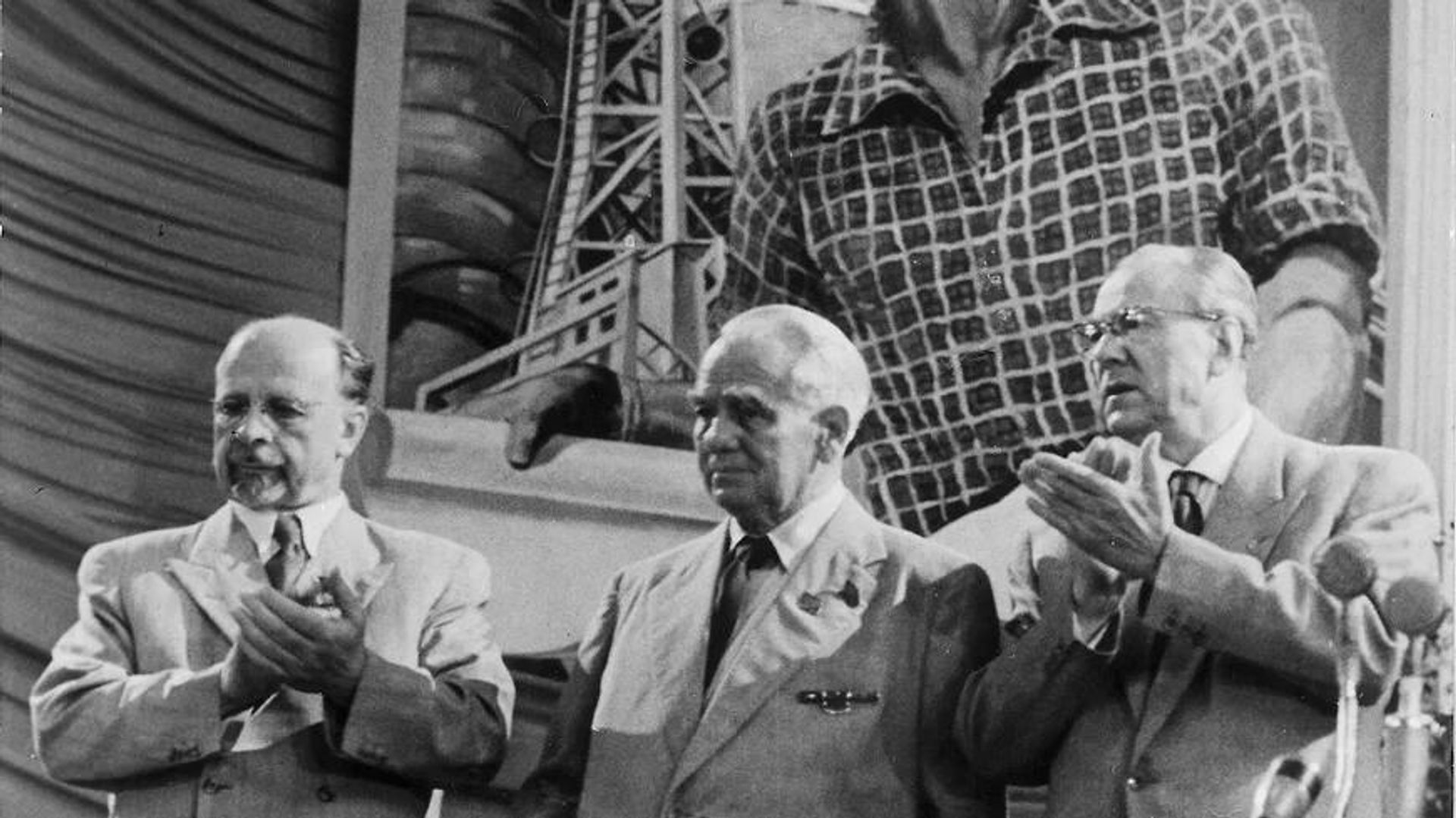 Руководители ГДР: первый секретарь ЦК СЕПГ Вальтер Ульбрихт, президент ГДР Вильгельм Пик, Председатель Совета Министров ГДР Отто Гротеволь. Восточный Берлин, 1958 год Руководители ГДР: первый секретарь ЦК СЕПГ Вальтер Ульбрихт, президент ГДР Вильгельм Пик, Председатель Совета Министров ГДР Отто Гротеволь. Восточный Берлин, 1958 год - РИА Новости, 1920, 04.06.2026