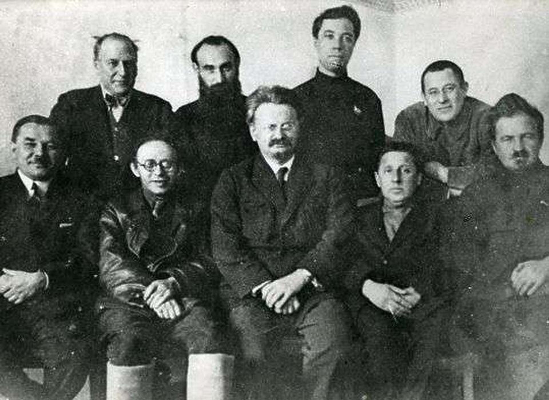 Лидеры Левой оппозиции в ВКП(б), включая Льва Троцкого и Карла Радека, 1927 год - РИА Новости, 1920, 05.06.2026