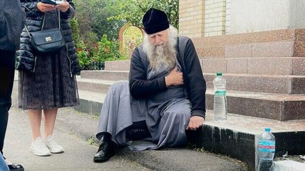Архимандрита УПЦ избили во время захвата собора в Кременчуге, — СПЖ