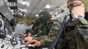 Военнослужащие в центре управления зенитным ракетным комплексом Бук-МЗ Вооруженных сил России Военнослужащие в центре управления зенитным ракетным комплексом Бук-МЗ Вооруженных сил России