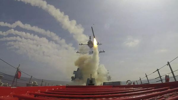 Пуск ракеты Tomahawk с борта эсминца ВМС США Frank E. Petersen Jr. во время операции Эпическая ярость