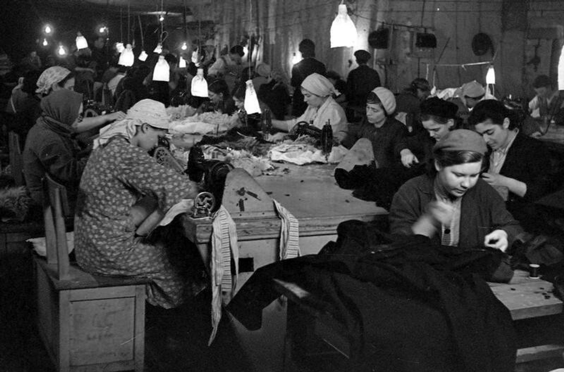 Работа Спецкомбината №2 в Севастополе. 1941 или 1942 год - РИА Новости, 1920, 11.06.2026