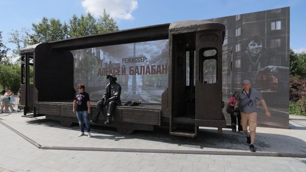 Открытие в Екатеринбурге памятника кинорежиссеру Алексею Балабанову Открытие в Екатеринбурге памятника кинорежиссеру Алексею Балабанову