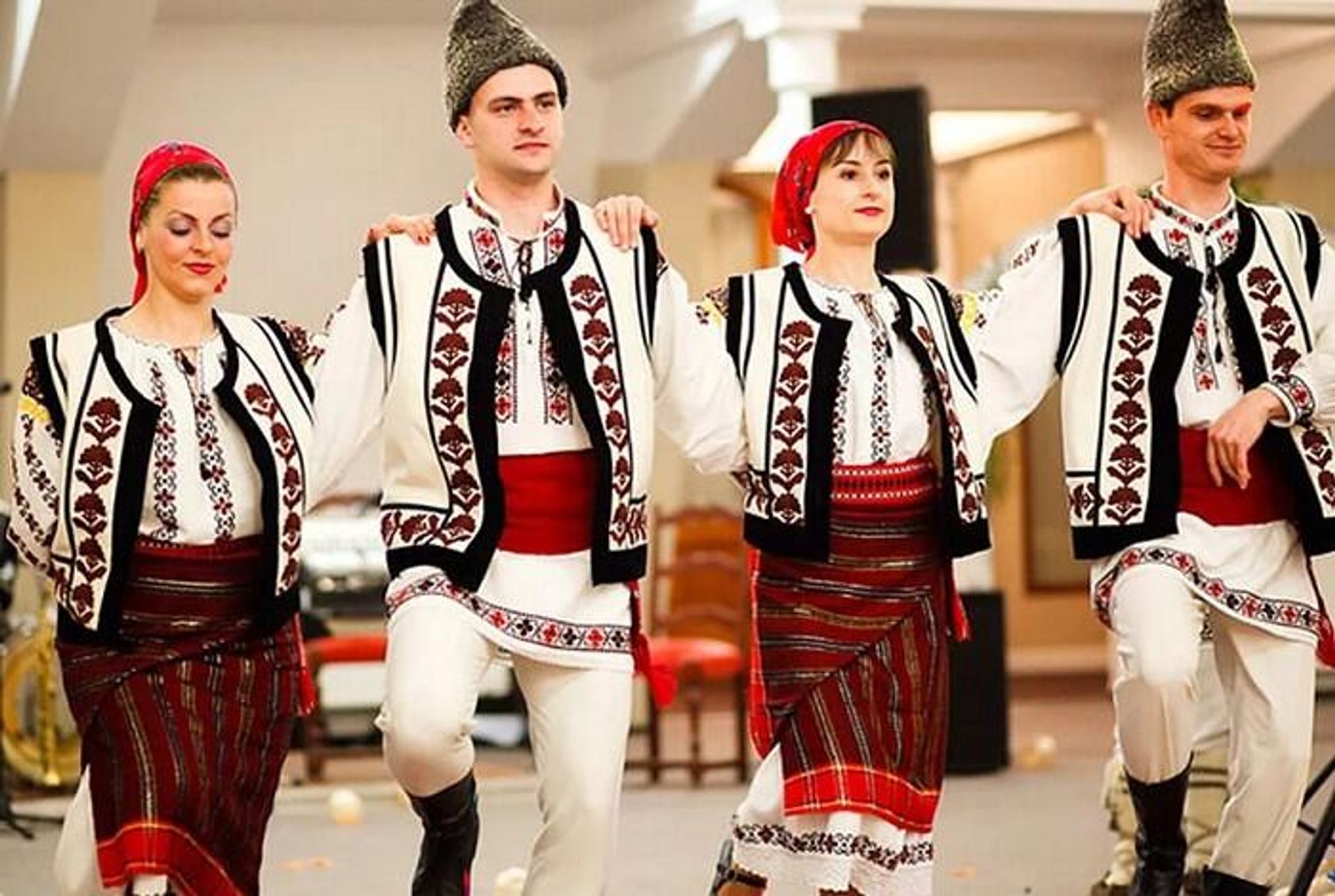 Молдаване в национальных костюмах Молдаване в национальных костюмах - РИА Новости, 1920, 20.06.2026