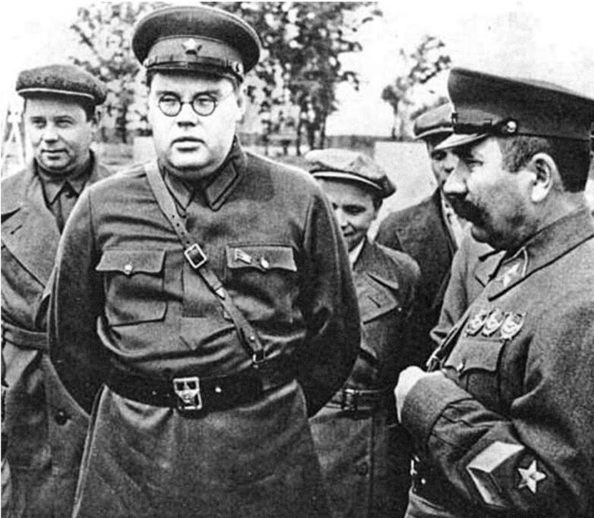 Глава Совинформбюро Александр Щербаков и маршал Семён Будённый на фронте, 1941 или 1942 год - РИА Новости, 1920, 21.06.2026