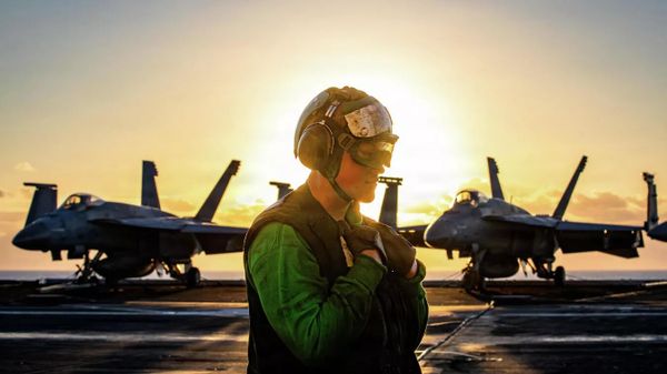 Американский военный на палубе авианосца USS Gerald R. Ford во время операции Эпическая ярость Американский военный на палубе авианосца USS Gerald R. Ford во время операции Эпическая ярость