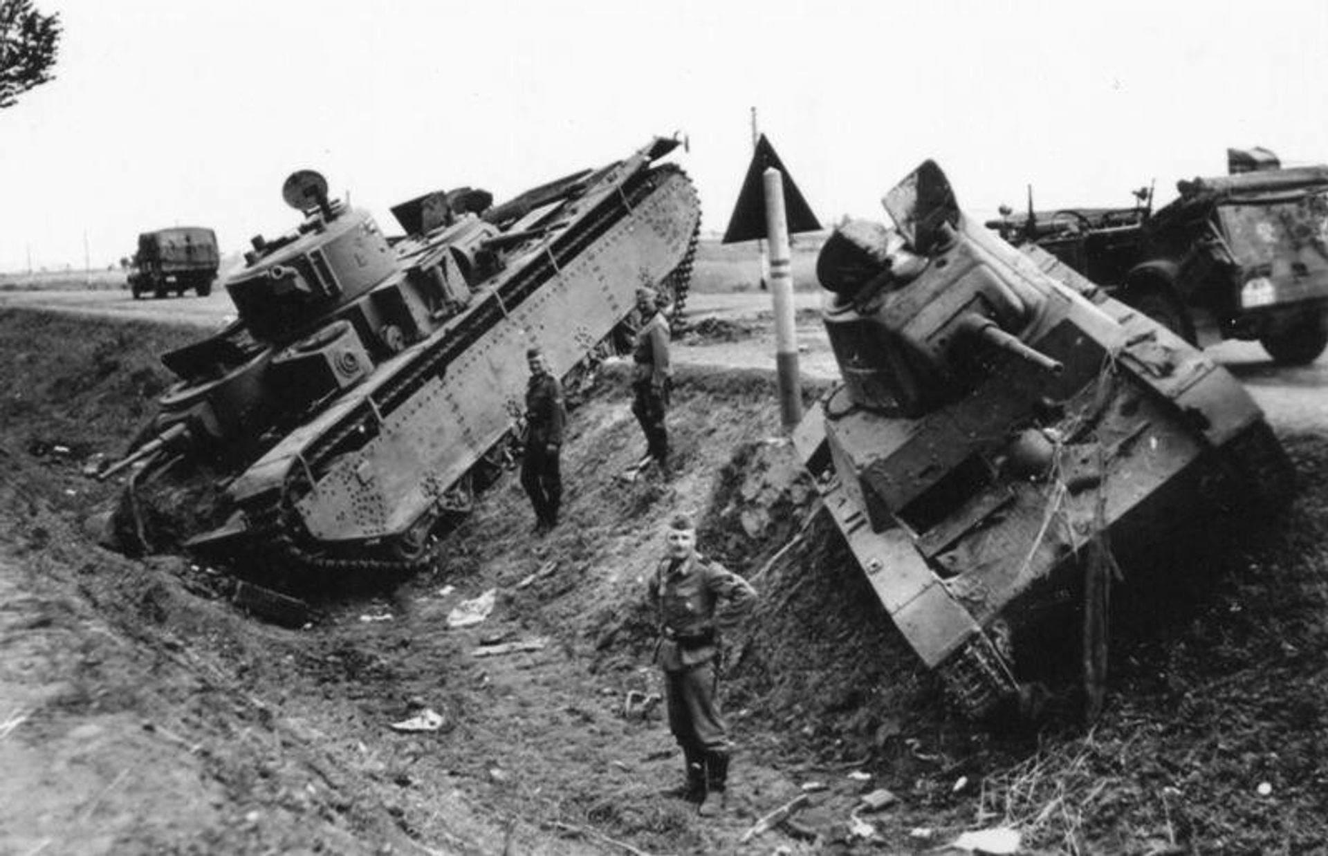 Брошенные в районе г. Дубно Волынской области танки Т-35 и Т-26 34 танковой дивизии 8 механизированного корпуса. Июнь 1941 года Брошенные в районе г. Дубно Волынской области танки Т-35 и Т-26 34 танковой дивизии 8 механизированного корпуса. Июнь 1941 года - РИА Новости, 1920, 23.06.2026