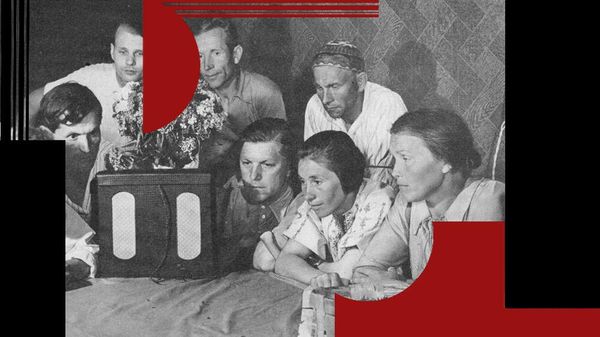 Члены колхоза Путь Ильича слушают сводку Совинформбюро, лето 1941 года