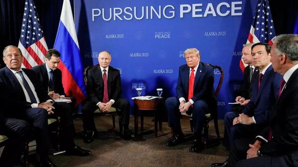 Президент РФ Владимир Путин и президент США Дональд Трамп во время встречи в Анкоридже, Аляска