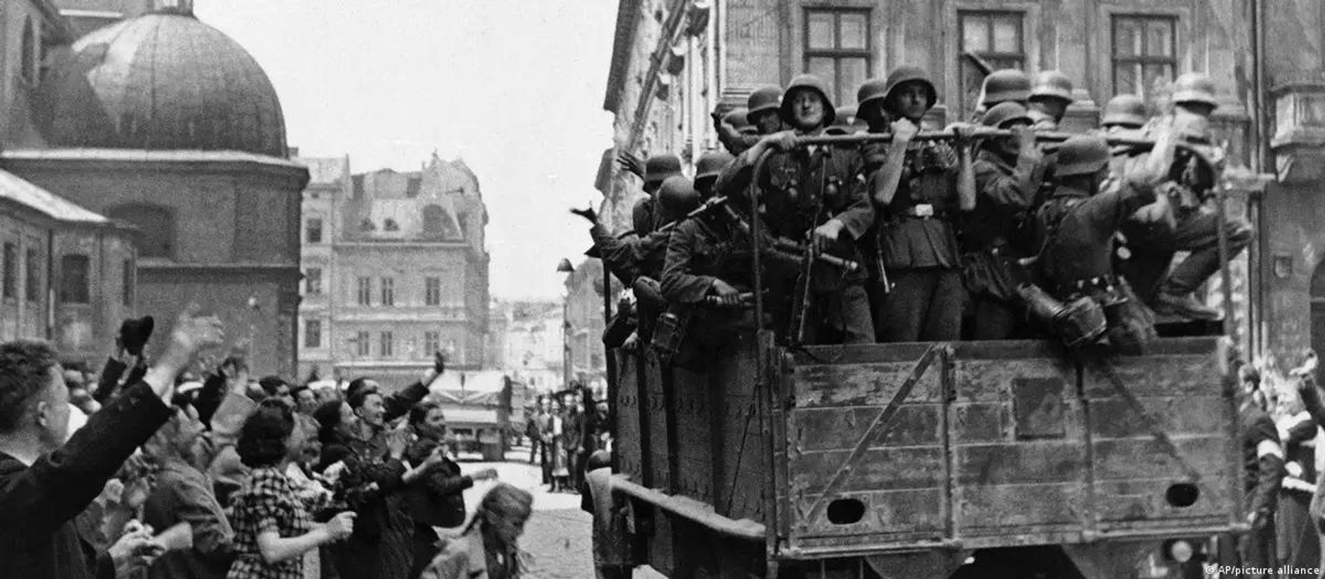 Львовяне приветствуют ввод в город дополнительного контингента немецких войск 2 июля 1941 года Львовяне приветствуют ввод в город дополнительного контингента немецких войск 2 июля 1941 года - РИА Новости, 1920, 29.06.2026