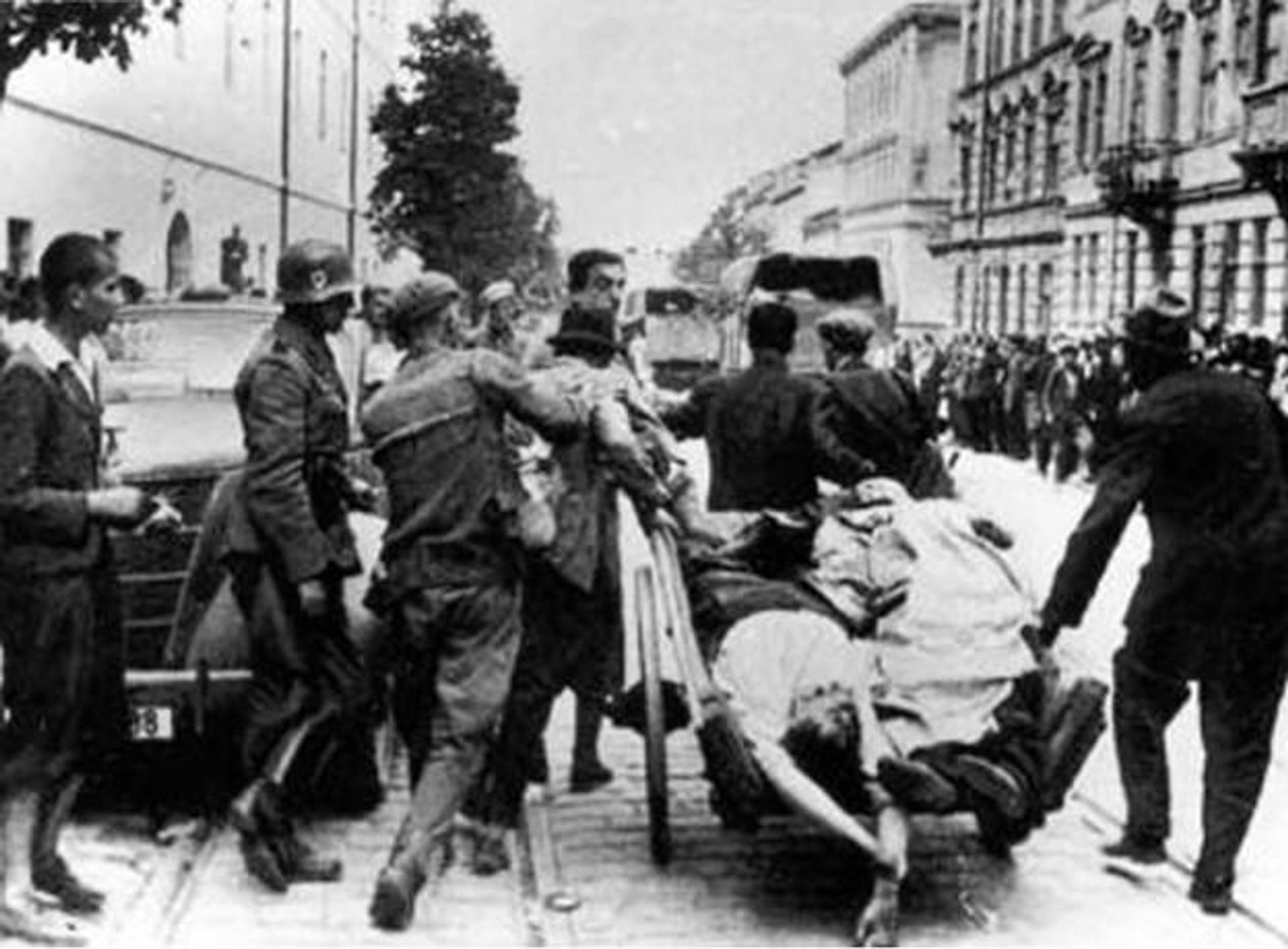 Львовский погром 1941 года. Запряжённые в телегу евреи увозят трупы расстрелянных в тюрьме Львовский погром 1941 года. Запряжённые в телегу евреи увозят трупы расстрелянных в тюрьме - РИА Новости, 1920, 29.06.2026