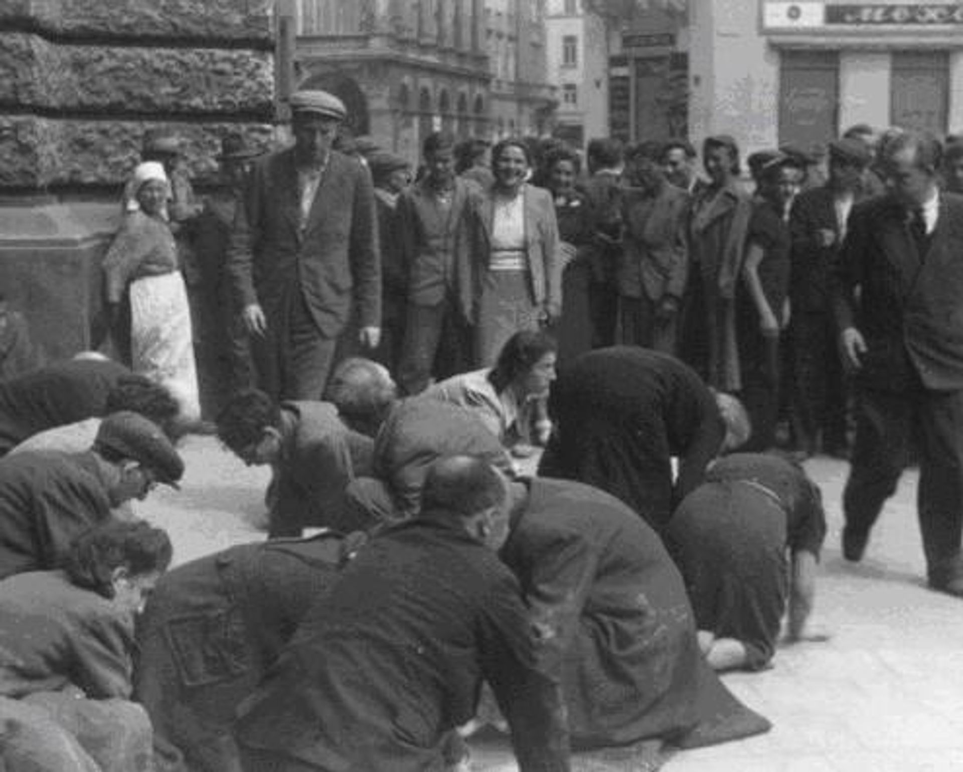 Львовский погром 1941 года. Евреи моют мостовую Львовский погром 1941 года. Евреи моют мостовую - РИА Новости, 1920, 29.06.2026