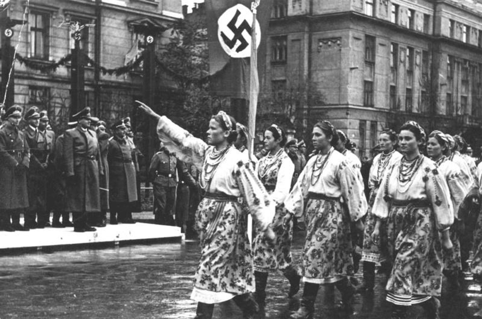 Парад в Станиславе (Ивано-Франковск) в честь визита генерал-губернатора Польши рейхсляйтера Ганса Франка, октябрь 1941 года Парад в Станиславе (Ивано-Франковск) в честь визита генерал-губернатора Польши рейхсляйтера Ганса Франка, октябрь 1941 года - РИА Новости, 1920, 29.06.2026