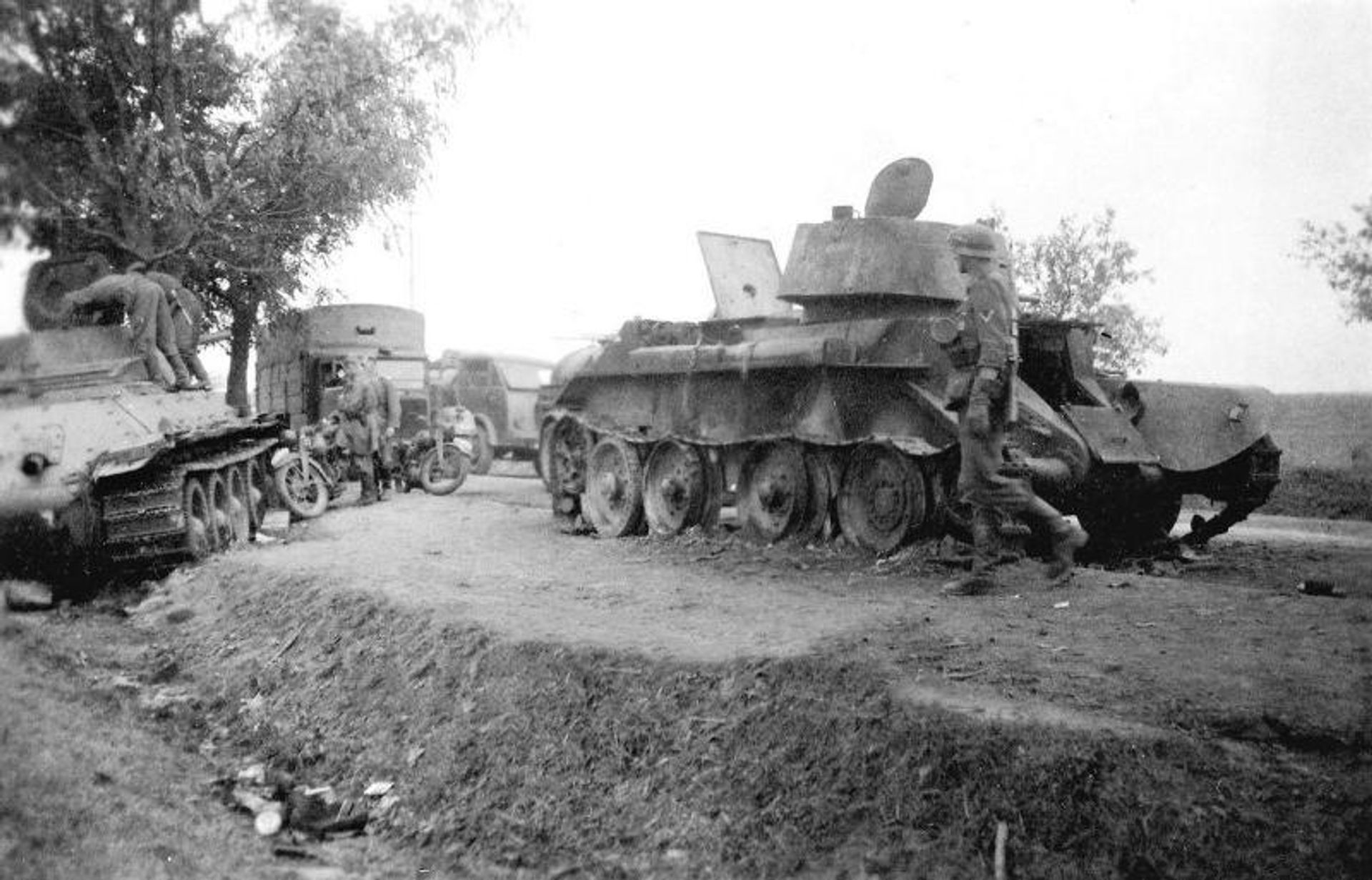 Солдаты вермахта осматривают танки T-34 и БT-7, подбитые на дороге в районе Радзехова, июнь 1941 года Солдаты вермахта осматривают танки T-34 и БT-7, подбитые на дороге в районе Радзехова, июнь 1941 года - РИА Новости, 1920, 29.06.2026
