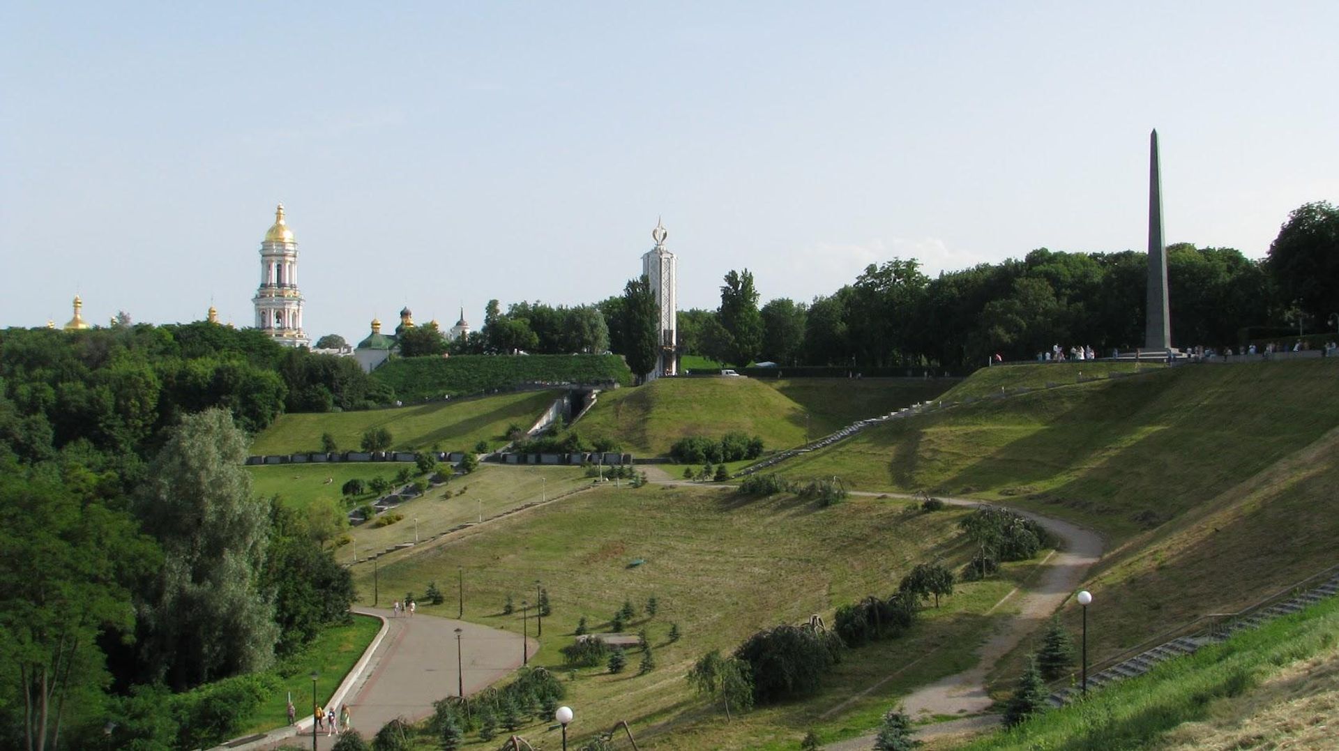 Главная лаврская колокольня, Мемориал Голодомора и Обелиск Славы в Киеве Главная лаврская колокольня, Мемориал Голодомора и Обелиск Славы в Киеве - РИА Новости, 1920, 30.06.2026