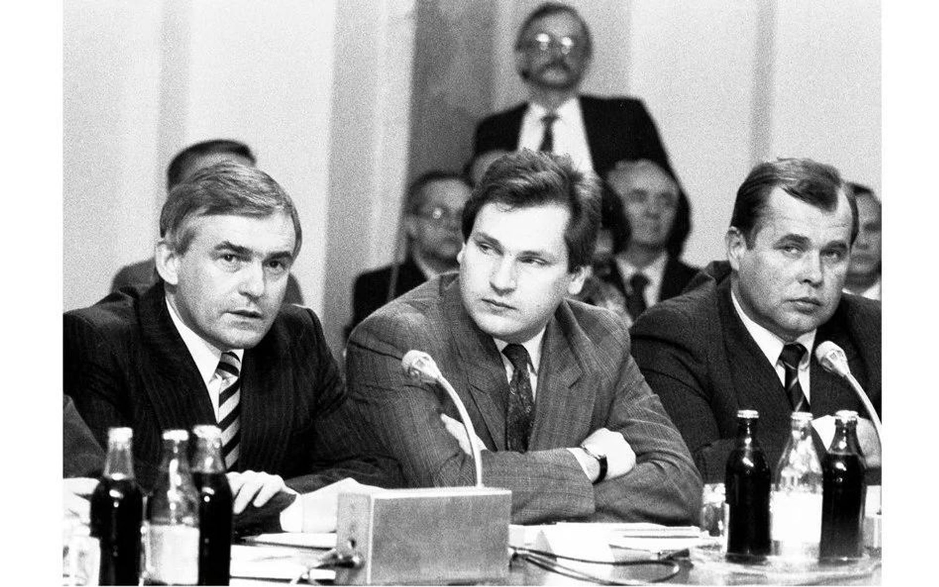 Лешек Миллер, Александр Квасьневский и Влодзимеж Цимошевич на заседании Круглого стола 6 февраля 1989 года Лешек Миллер, Александр Квасьневский и Влодзимеж Цимошевич на заседании Круглого стола 6 февраля 1989 года - РИА Новости, 1920, 02.07.2026