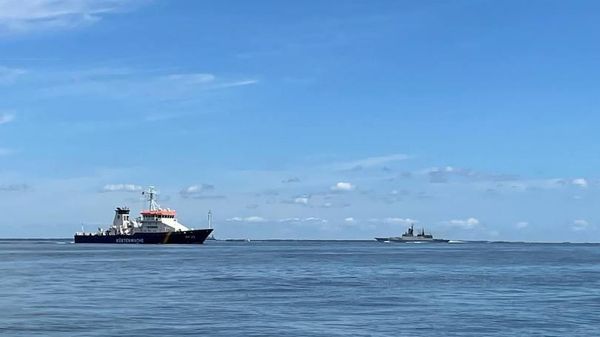 Российский корвет отогнал лодки Greenpeace* и немецкую береговую охрану от танкера с нефтью