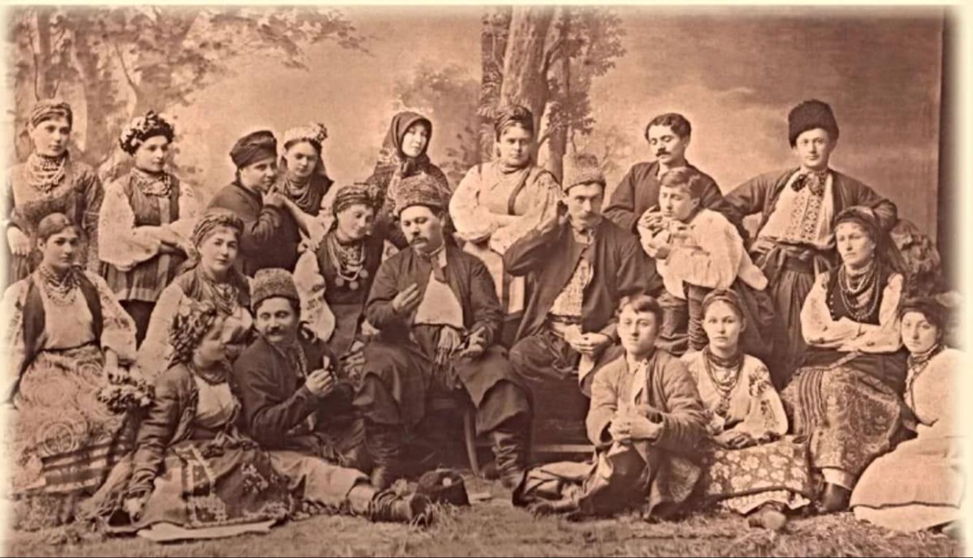 Театр корифеев, 1886 год. На фото присутствуют Марк Кропивницкий (в центре), Мария Заньковецкая (сидит на земле слева внизу), Николай Садовский (справа от Кропивницкого), Панас Саксаганский (рядом с Заньковецкой) - РИА Новости, 1920, 15.07.2026