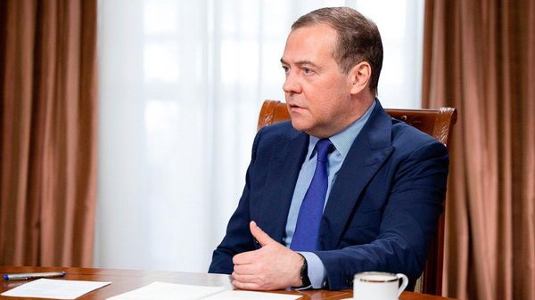 ‼ Порядка 200 тысяч человек заключили контракт с ВС РФ за первые шесть месяцев 2026 года, ещё 16 тысяч вступили в добровольческие формирования, — заявил Дмитрий Медведев
