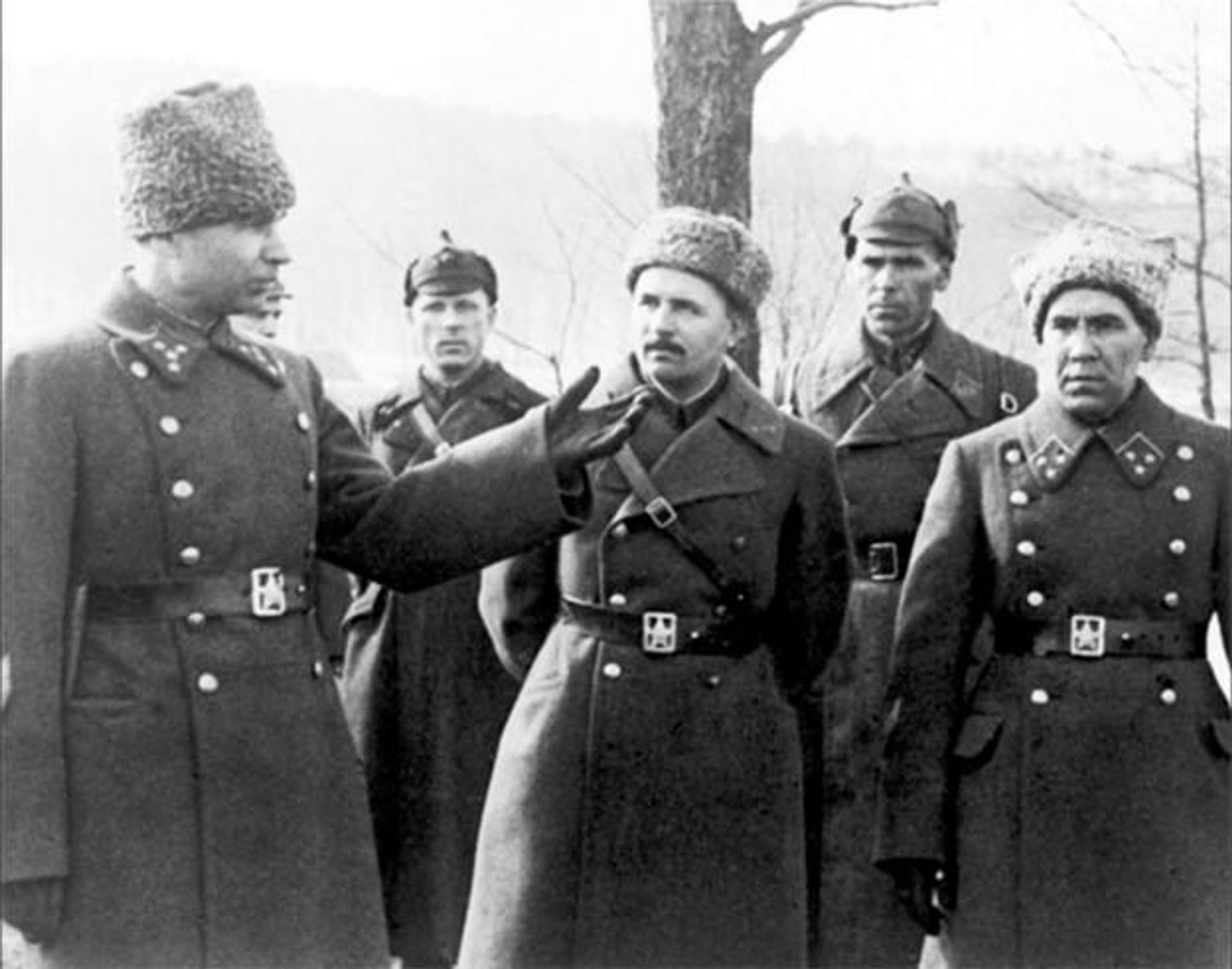 Командование Киевского особого военного округа на предвоенных манёврах: командующий КОВО генерал-полковник Михаил Кирпонос, член военного совета корпусный комиссар Николай Вашугин, начальник штаба генерал-лейтенант Максим Пуркаев Командование Киевского особого военного округа на предвоенных манёврах: командующий КОВО генерал-полковник Михаил Кирпонос, член военного совета корпусный комиссар Николай Вашугин, начальник штаба генерал-лейтенант Максим Пуркаев - РИА Новости, 1920, 02.08.2026